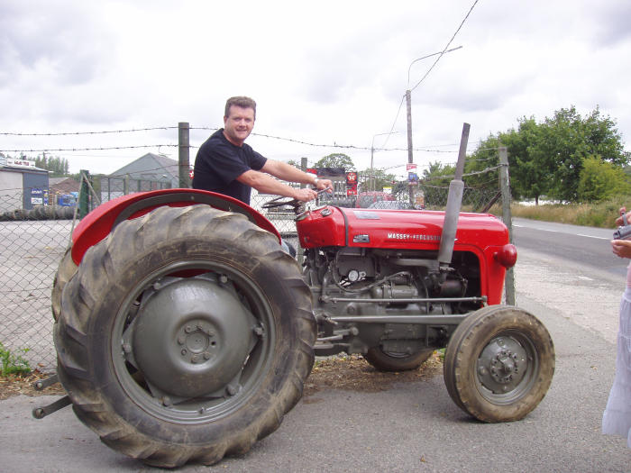 ../Images/Fr. Murphy Vintage Tractor Run 2006--97.JPG